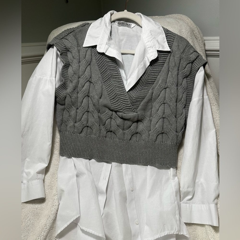 Like new never wore, forever 21 vest grey color